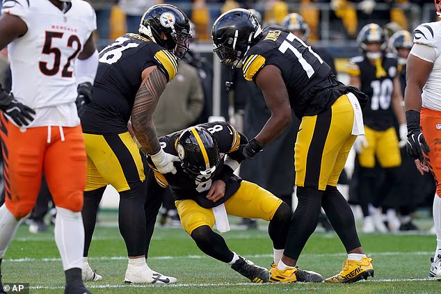 Rodgers je pao na ruku dok je bio napadnut dok je bacao loptu na drugi gol