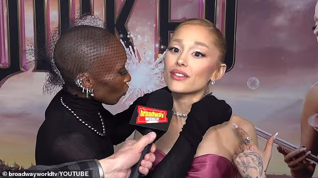 'Tako mi je žao', kaže Erivo, tvrdeći da nešto 'nije u redu' dok nastavlja petljati s ogrlicom