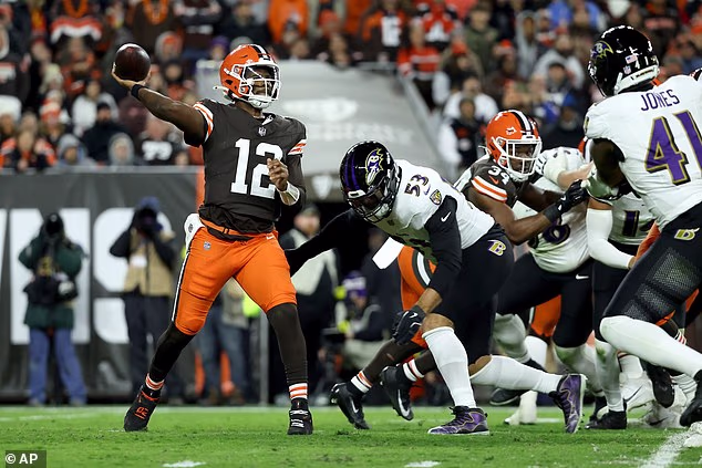 Sanders je dovršio četiri od svojih 16 dodavanja, bacio jedan presretanje i dvaput je bio otpušten