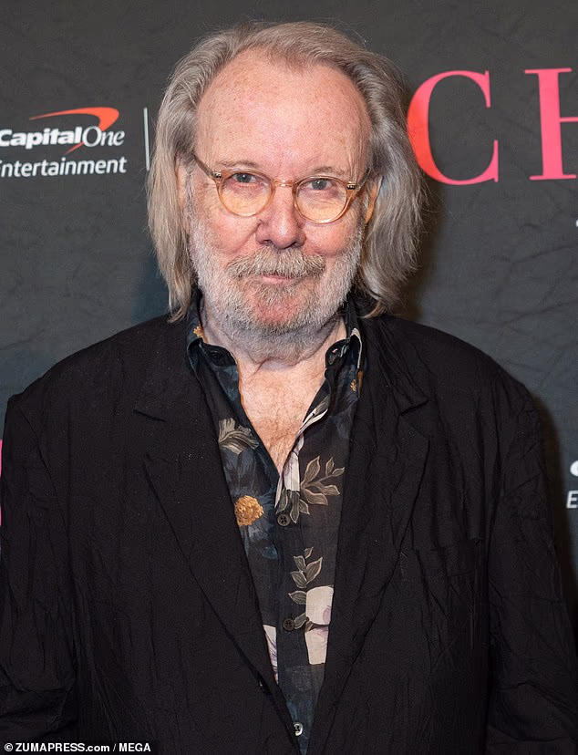 Dok je Benny, 78, također stavio pametni zaslon u dugom crnom kaputu i kožnim čizmama, ali dodao je naklon Abbinom vrhuncu 70-ih kombinirajući cvjetnu košulju ispod