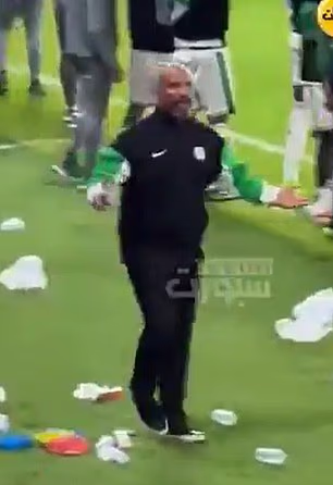 Chelle je viđen kako se pokušava sukobiti s osobljem DR Konga dok je izvođen posljednji penal