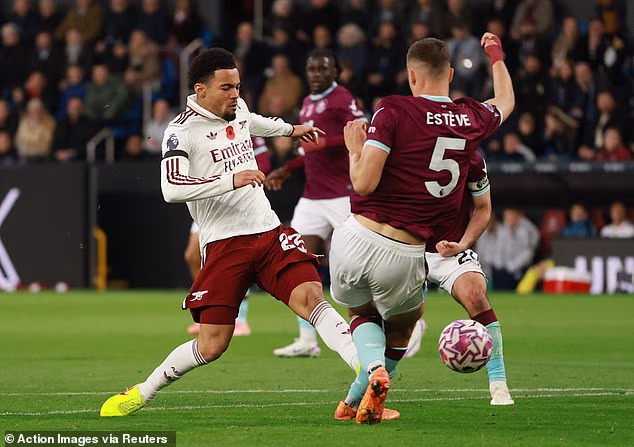 Ethan Nwaneri će možda morati otići na posudbu u siječnju nakon što mu je blokiran put do minutaže u prvoj momčadi