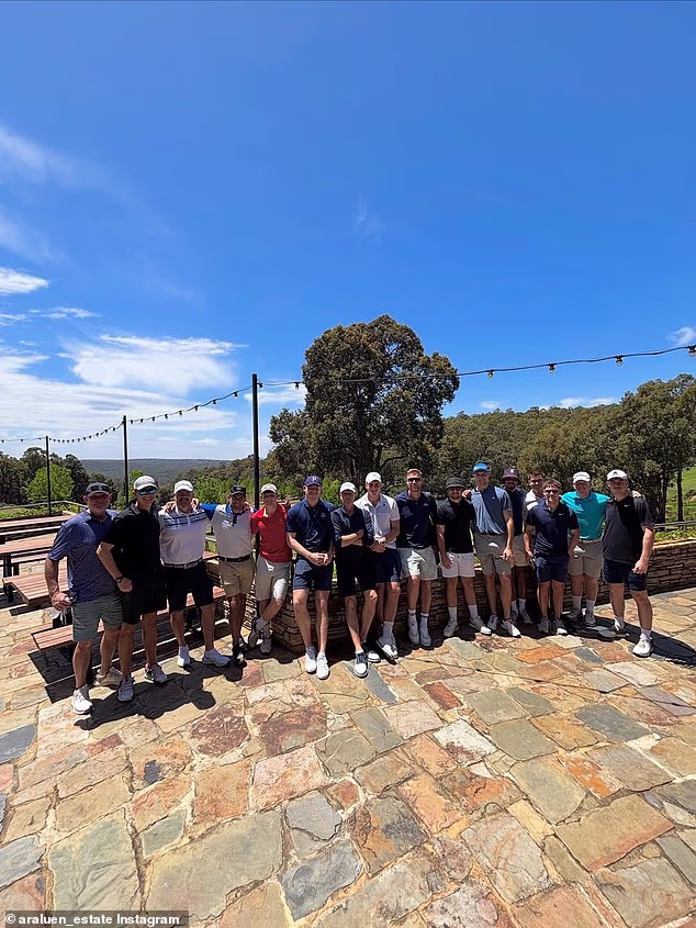 Velika skupina članova engleske momčadi i bivših velikana (na slici) skinuli su prašinu sa svojih klubova na zapanjujućoj stazi jugozapadno od Pertha