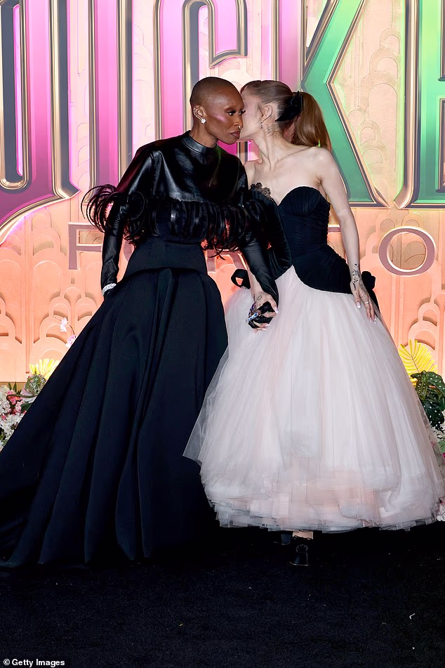 Kolegice su se držale za ruke dok su zajedno pozirale na crvenom tepihu