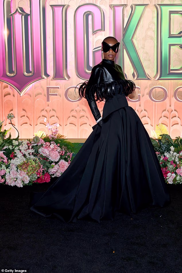 Erivo je izgledao žestoko u potpuno crnoj haljini s detaljima od perja i ugrađenim rukavicama