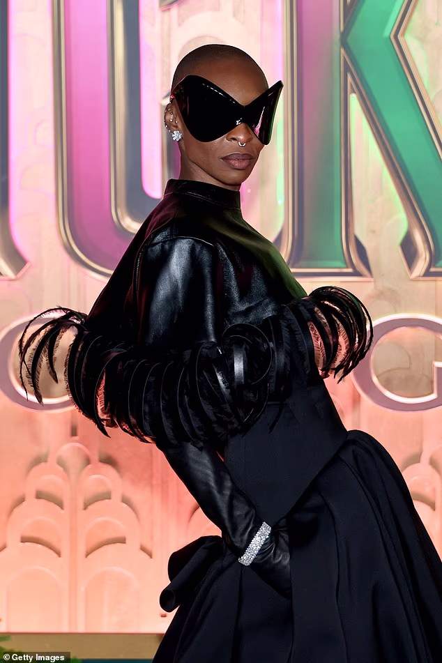 U jednom je trenutku također stavila par teatralno velikih crnih sunčanih naočala, prije nego što ih je skinula za fotografiranje