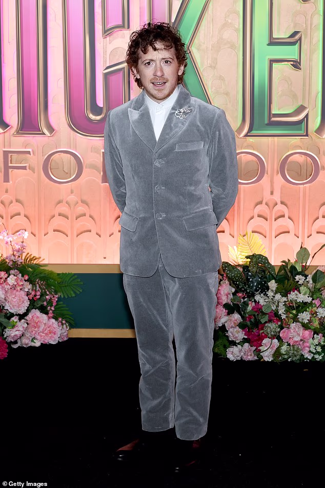 Grandein dečko Ethan Slater (33), koji glumi Boqa, također je bio prisutan, ali činilo se da njih dvoje nisu pozirali zajedno na crvenom tepihu osim grupnih fotografija, usred nedavnih glasina o razvodu