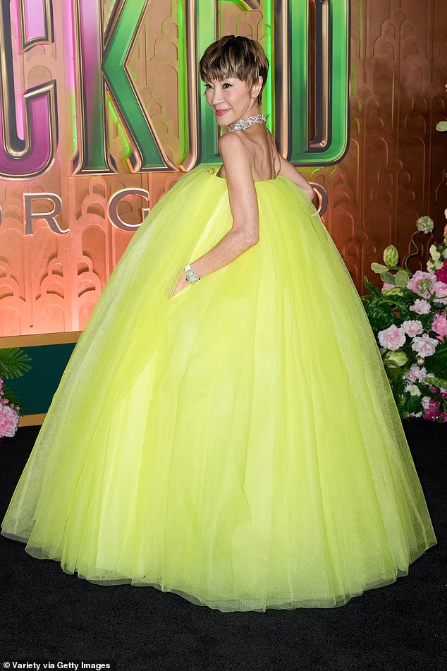 Dramatični izgled sastojao se od vrlo pune suknje s više slojeva tila koji joj je dao značajan volumen i stvorio eteričan učinak