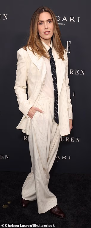 Njezine crnke bile su razdijeljene po sredini i oblikovane ravno