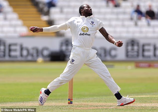 Brzi bacač kugle na svom prvom prvoklasnom nastupu u više od četiri godine - sa Sussexom u Durhamovom Chester-le-Streetu u lipnju