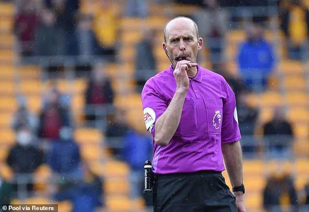 Ovaj 57-godišnjak najpoznatiji je po tome što je sudac Premier lige, ali je honorarno i caddy