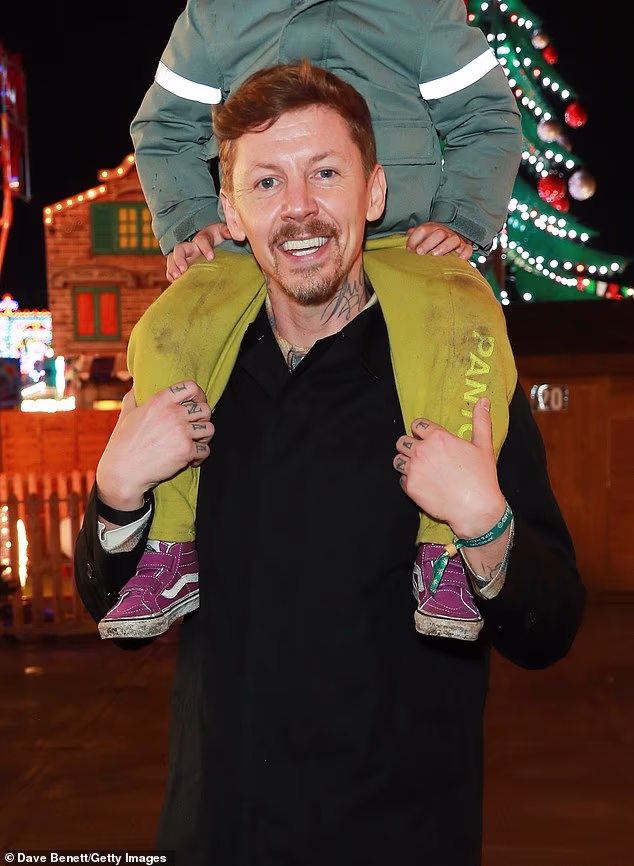 'Suroditeljstvo je stvarno sranje', rekao je. 'To je bezveze za dijete, prije svega ne dobije mamu i tatu u istom krevetu, ne dobije mamu i tatu maženje u isto vrijeme'