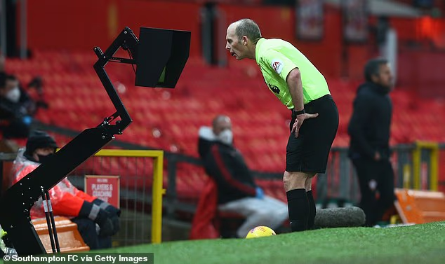 Nakon što se povukao iz suđenja, Dean je postao dužnosnik VAR-a, ali je ubrzo dao otkaz nakon što se osjećao odvojeno