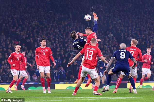 Scott McTominay otvorio je pogodak nevjerojatnom akrobatskom akcijom koju je poslao u donji kut