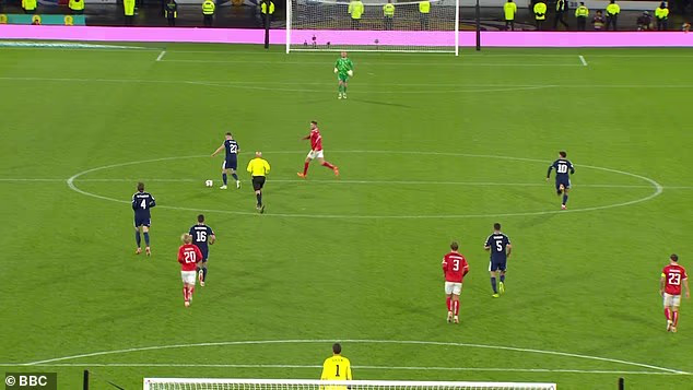 McLean je stavio šlag na tortu nevjerojatnim udarcem s sredine terena i podivljao Hampden Park