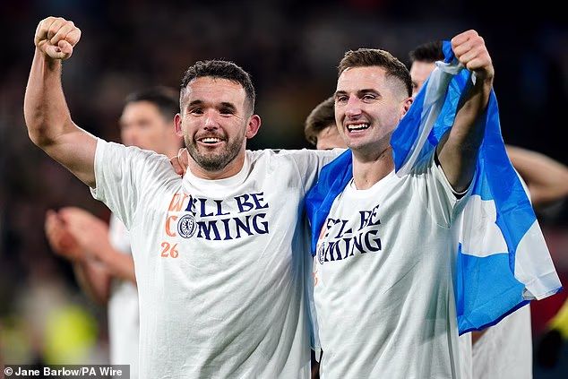 McGinn (lijevo) je pohvalio svog bivšeg suigrača iz St Mirrena McLeana nakon posljednjeg zvižduka i pozdravio uspjeh momčadi