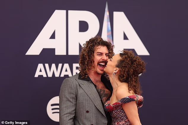 Medijska ličnost prisustvovala je najprestižnijoj večeri u glazbi zajedno sa svojim dečkom pjevačem Kelijem Holidayom - pravim imenom Adam Hyde - čija je pjesma 2Dancing nominirana za najbolji video na ovogodišnjoj svečanosti