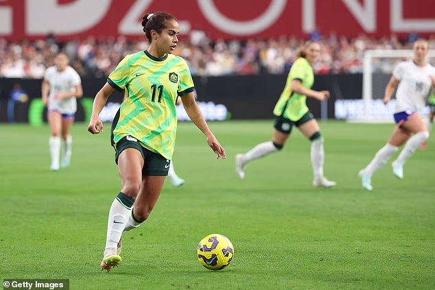 Fowler (sprijeda, lijevo) kasnije je dodala da je osjećala da su ona i Weerden iskusili drugačiji tretman od strane klupskog osoblja i drugih igrača u Montpellieru