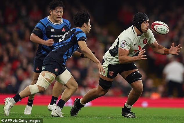 Exeter lock Jenkins (desno) u akciji u tijesnoj pobjedi Walesa nad Japanom na stadionu Principality