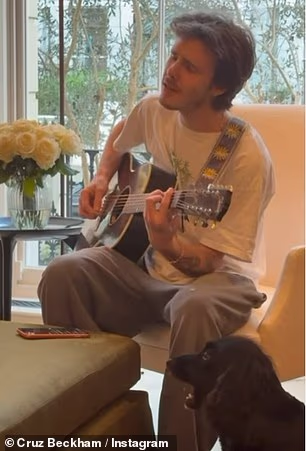 Cruz je pokazao svoje vještine dok je svirao gitaru dok je pjevao