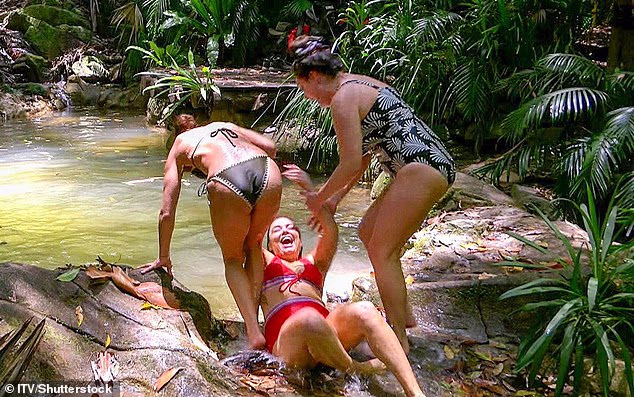 Izgledala je fenomenalno u kupaćem kostimu s uzorkom dlana i izrezanim dekolteom koji je prianjao uz njezinu figuru pješčanog sata dok je lunjala s kolegicama iz kampa Shonom McGarty i Alexom Scottom