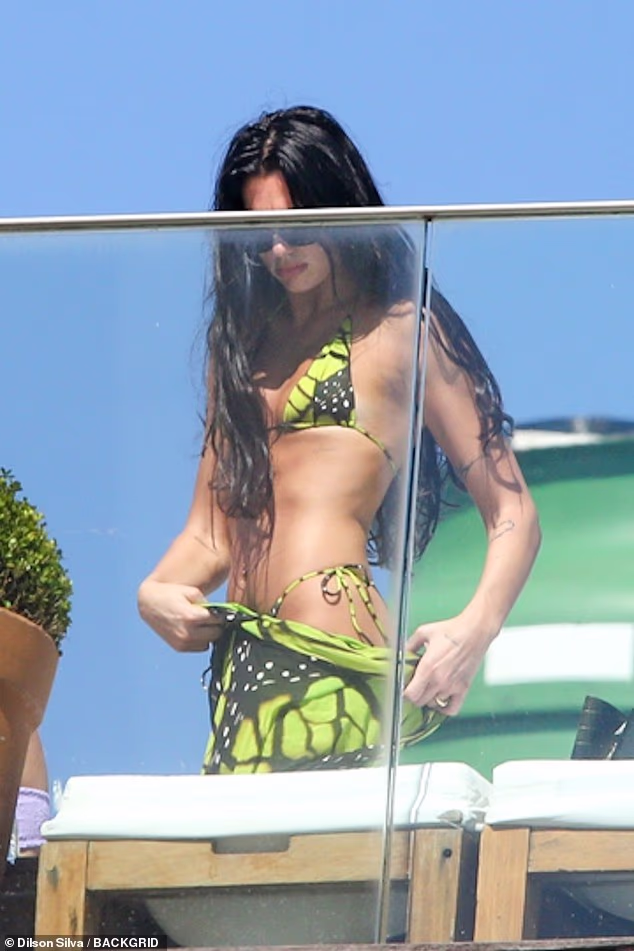 Tridesetogodišnja hitmejkerica, koja je u Brazilu zbog svoje turneje Radical Optimism, pokazala je zategnute trbušnjake dok je upijala zrake sunca između nastupa