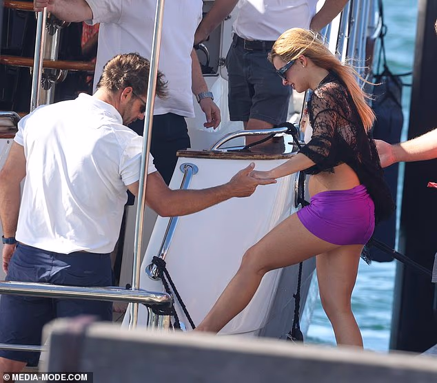 Mogla se vidjeti 25-godišnjakinja kako stiže u marinu i kako joj je član osoblja pomogao da se popne na blještavi brod