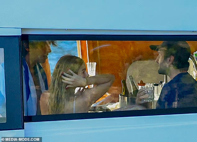 Kasnije je viđena mokre kose i blistava nakon što je očito otišla plivati ​​u ocean, omotavši prugasti ručnik oko sebe dok se sušila