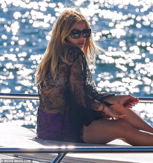 Zvijezda TikToka - koja se može pohvaliti s više od nevjerojatnih 88 milijuna pratitelja - izvalila se na ležaljci na palubi impresivne jahte