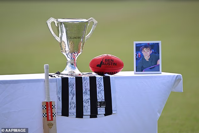 Potpisani nogometni dres, Collingwoodov kup Premiershipa za 2023., AFL Sherrin s riječima 'zauvijek 17' i njegov portret na vrhu Benova lijesa