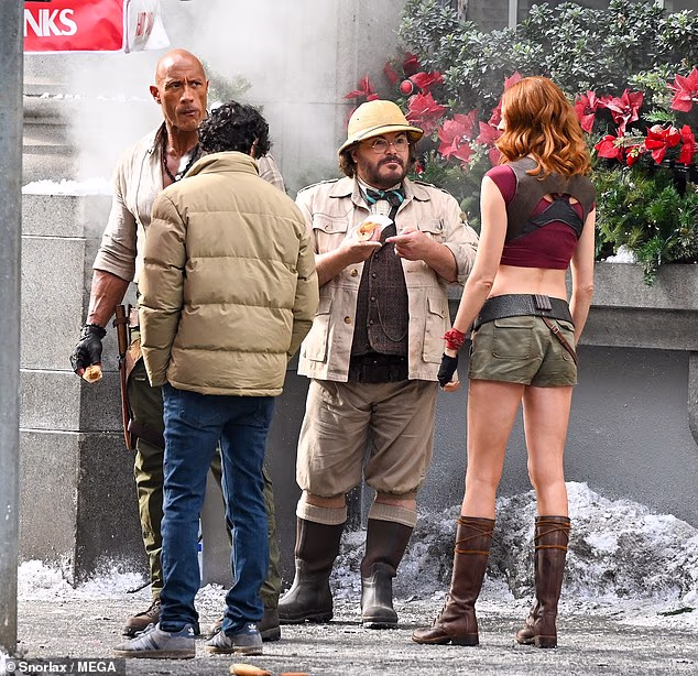 Priča nadolazećeg filma još nije objavljena, ali glumci su bili okruženi božićno ukrašenim ulicama - zamjena s prethodnih setova o džungli i pustinji