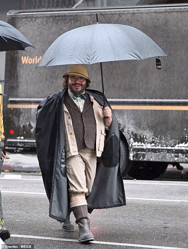 U međuvremenu, Jack se vratio u svoj Professor komplet koji je uključivao blejzer od tvida, baloner i tirkiznu leptir mašnu