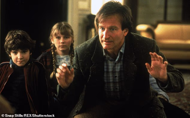 Originalni Jumanji stigao je u kina prije gotovo 30 godina, 15. prosinca 1995. i glumio Robina Williamsa kao Alana Parrisha, bila je ona 'čarobna društvena igra koja priziva opasnosti iz džungle i nestalog dječaka'