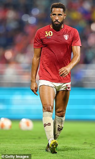 Krilni napadač sada ima oštru liniju kose i čini se da je bio podvrgnut zahvatu