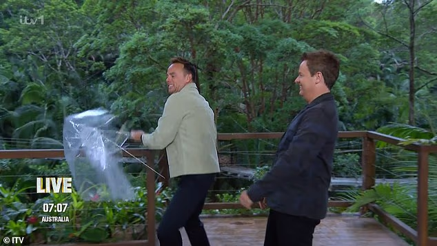 Emisija na ITV-u zapala je u kaos kada se Ant zamalo prevrnuo dok je otvarao epizodu i nije uspio otvoriti kišobran, prije nego što ga je bacio s ekrana