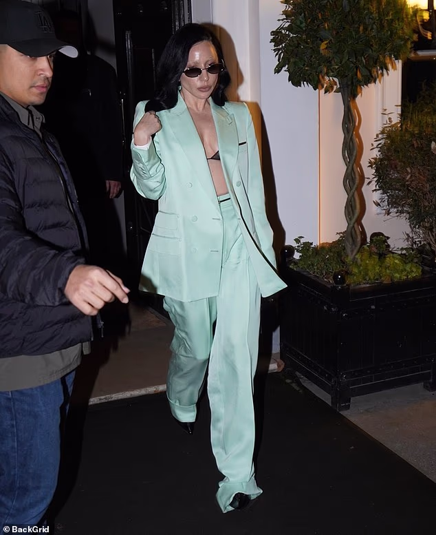 39-godišnja oskarovka izašla je u Parizu u petak navečer s crnim uvojcima do prsa koji su bili dramatičan odmak od njezine uobičajene platinasto plave