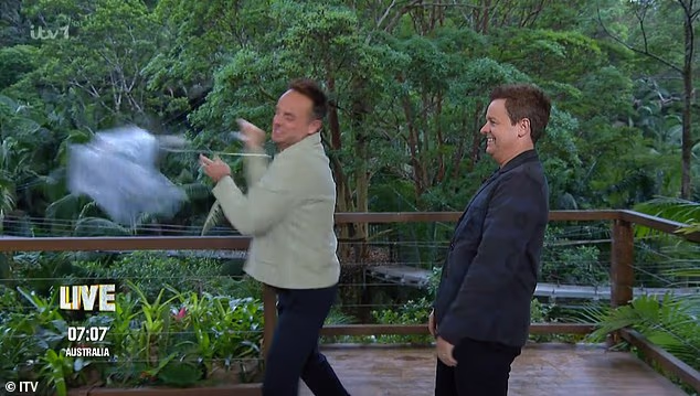 Declan je stajao unatrag, dajući sve od sebe da obuzda hihotanje, dok je njegov suvoditelj urnebesno pobjesnio