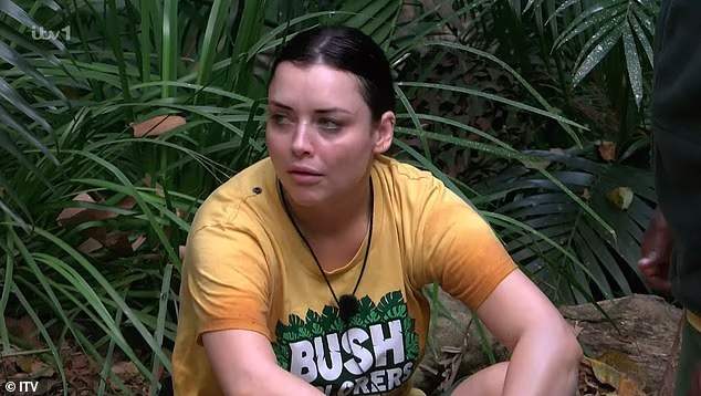 Kasnije u epizodi, voditelji su otkrili Alexu i Shoni (na slici) da im, budući da nisu nagrađeni značkom, nije dopušten doručak i da će morati preuzeti današnje suđenje, Šatore mučenja