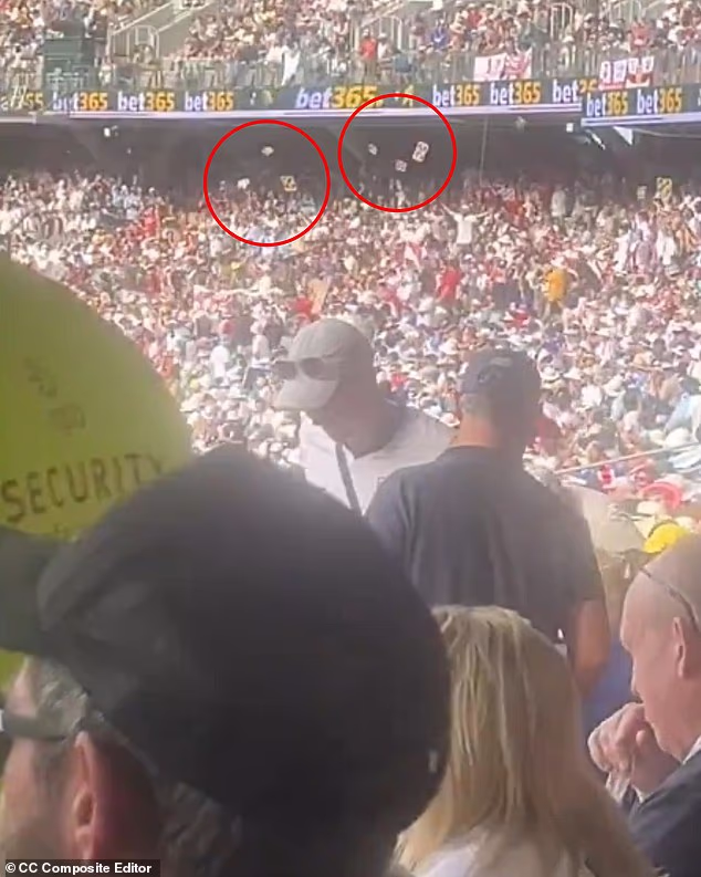 Drugi video na X prikazuje šalice piva i pladnjeve kako padaju s gornjih razina tribina (zaokruženo) dok je zaštitar (lijevo) prolazio kroz gomilu dok je upozorenje o ponašanju gledatelja bljeskalo na velikom ekranu