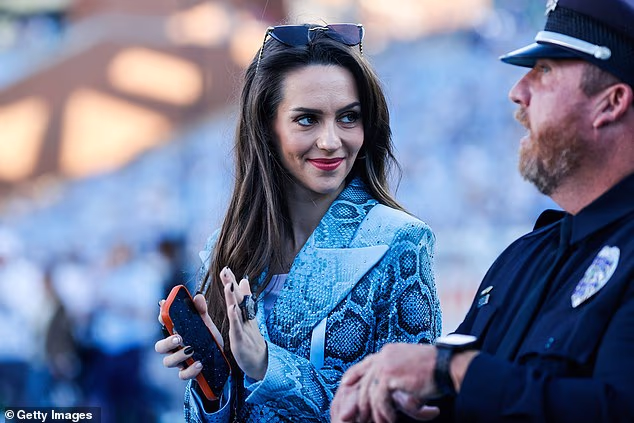 Dok je Belichickova djevojka Jordon Hudson gledala, Tar Heels izgubili su od rivala Dukea