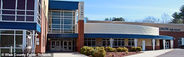 Školski dužnosnici okruga Wise objavili su u petak da je neidentificirani zaposlenik stavljen na administrativni dopust u sklopu vanjske istrage