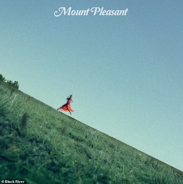 Šestostruka nominirana za Grammy slučajno je nazvala svoj novi EP sa šest pjesama Mount Pleasant po istom gradu u kojem glumac Marked Men snima Outer Banks u Južnoj Karolini