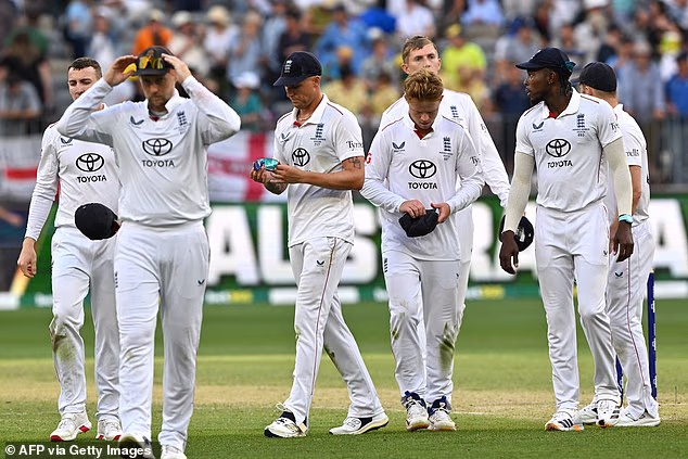 Engleska je doživjela mučan poraz unutar dva dana u Perthu nakon dva tužna udaranja