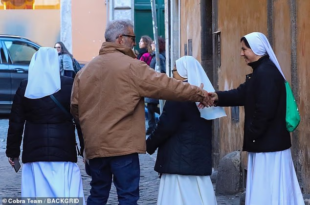 Zvijezda Hrabrog srca izgledao je kao heroj koji nije na dužnosti dok je šetao Rimom, uzeo nekoliko namirnica i čak se zaustavio na razgovoru sa skupinom časnih sestara ispred supermarketa