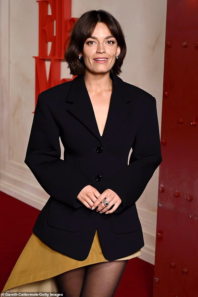 Zvijezda Seksualnog odgoja, koja glumi naslovnu junakinju Ellu McCay, dodala je dodatni glamur svom kompletu dijamantnim naušnicama s privjeskom i odgovarajućim koktel prstenom