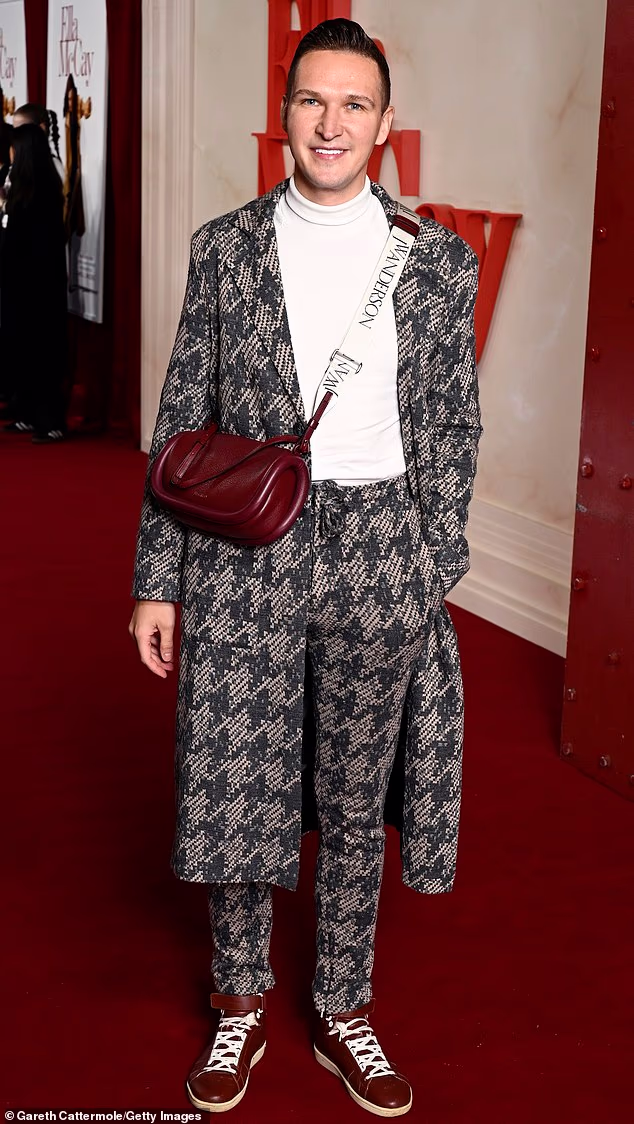 Chris Kowalski se dotjerao na VIP događaju