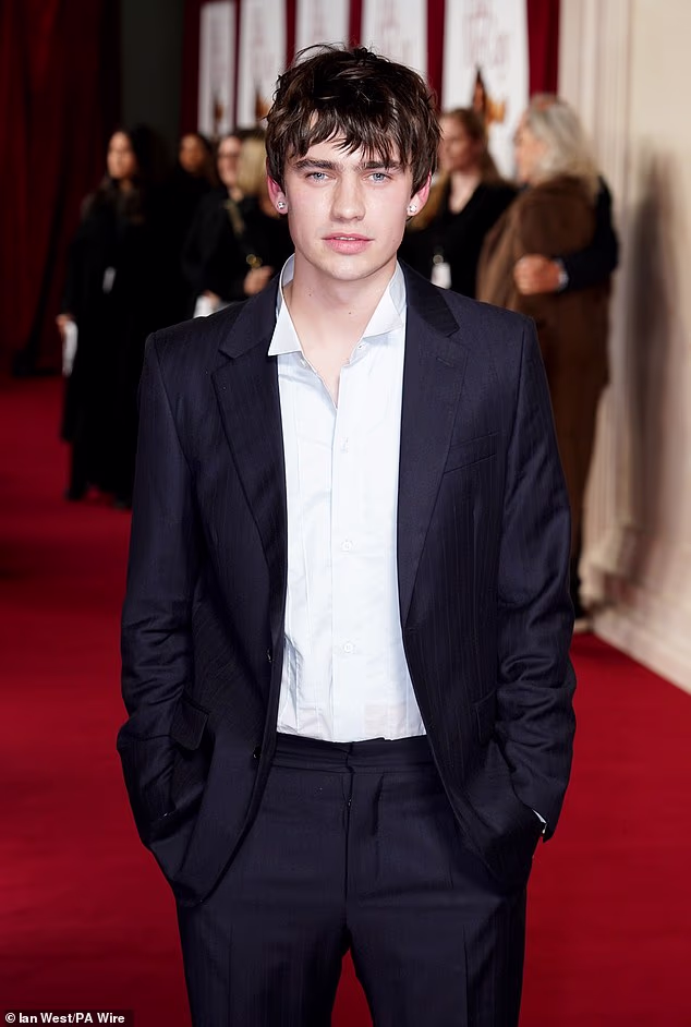 Glumac Spike Fearn, koji u filmu glumi Caseyja, odlučio se za klasično mornarsko odijelo