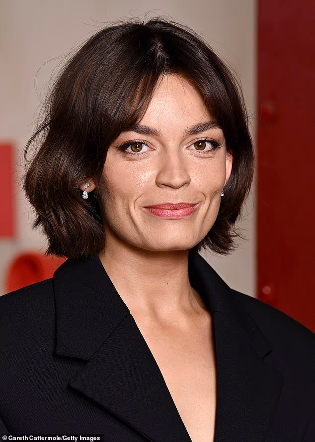 Emma je svoje nježne crte lica naglasila glamuroznom šminkom