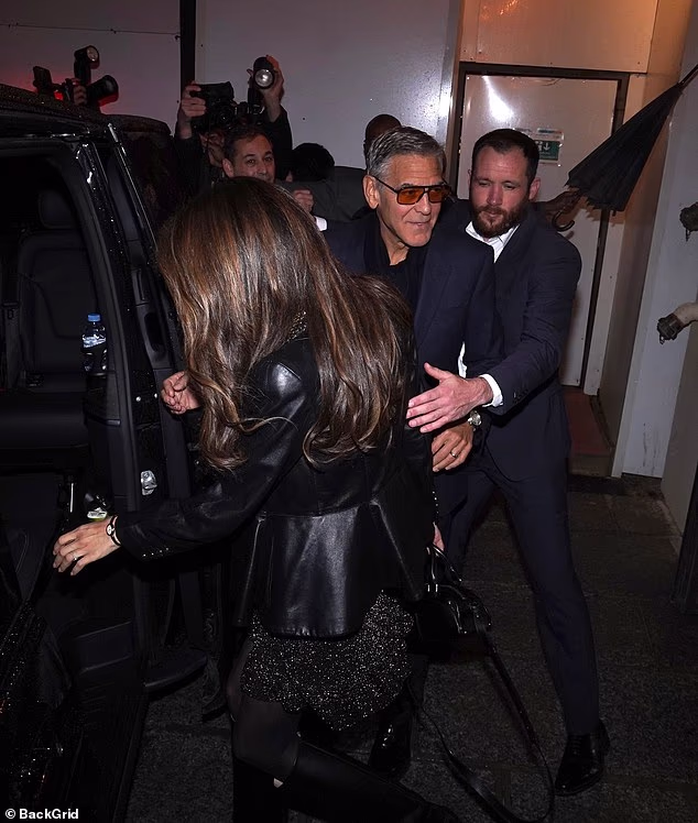 Dok je par odlazio, njihov sigurnosni tim ih je vodio do automobila koji je čekao dok su obožavatelji i fotografi stajali ispred ulaza kako bi uhvatili pogled na par