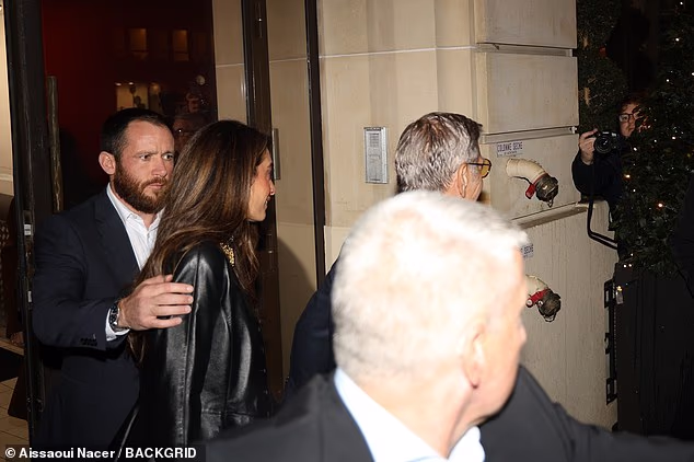 Par je ispraćen iz raskošnog hotela nakon romantične večeri